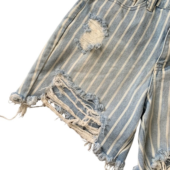 Fashion Nova distressed light wash striped denim shorts size 3 - Picture 3 of 6
